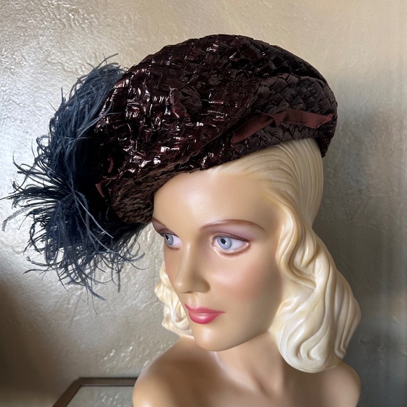 STUNNING 1940S' BROWN STRAW BERET WITH BLUE OSTRICH FEATHERS